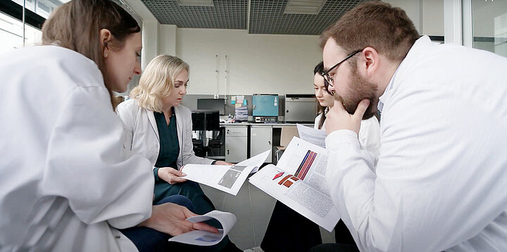 Zespół bioceramiczny z Wydziału Inżynierii Materiałowej i Ceramiki AGH, w którego skład wchodzą: dr hab. inż. Aneta Zima, prof. AGH, dr inż. Joanna Czechowska, mgr inż. Piotr Pańtak oraz mgr inż. Kinga Kowalska